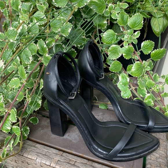 AUTHENTIC VERSACE HIGH HEELS - Picture 4 of 6